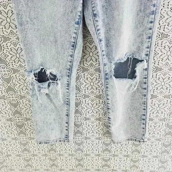 Blank NYC Button Fly Distressed Crop Women's Jeans Light wash 25 - Picture 3 of 9